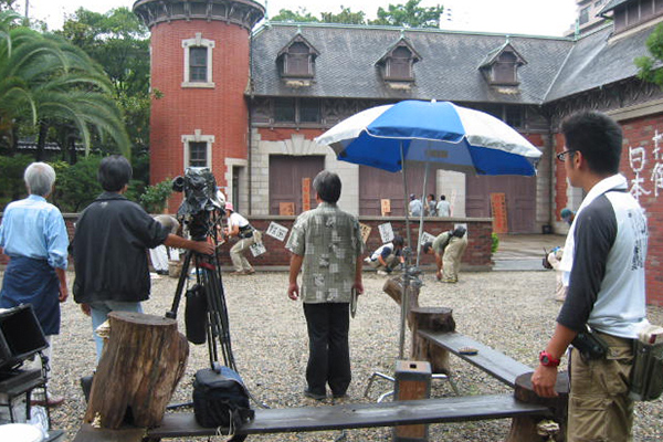 「赤い月」相楽園内、旧小寺厩舎にて