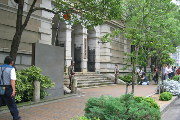 「赤い月」兵庫県公館にて