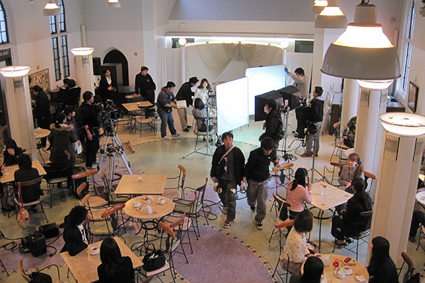 『阪急電車　片道15分の奇跡』カフェ・フロインドリーブにて