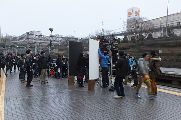 『紙の月』地下鉄山手線 名谷駅にて