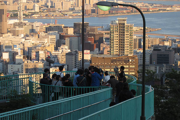 『となりの怪物くん』ビーナスブリッジにて